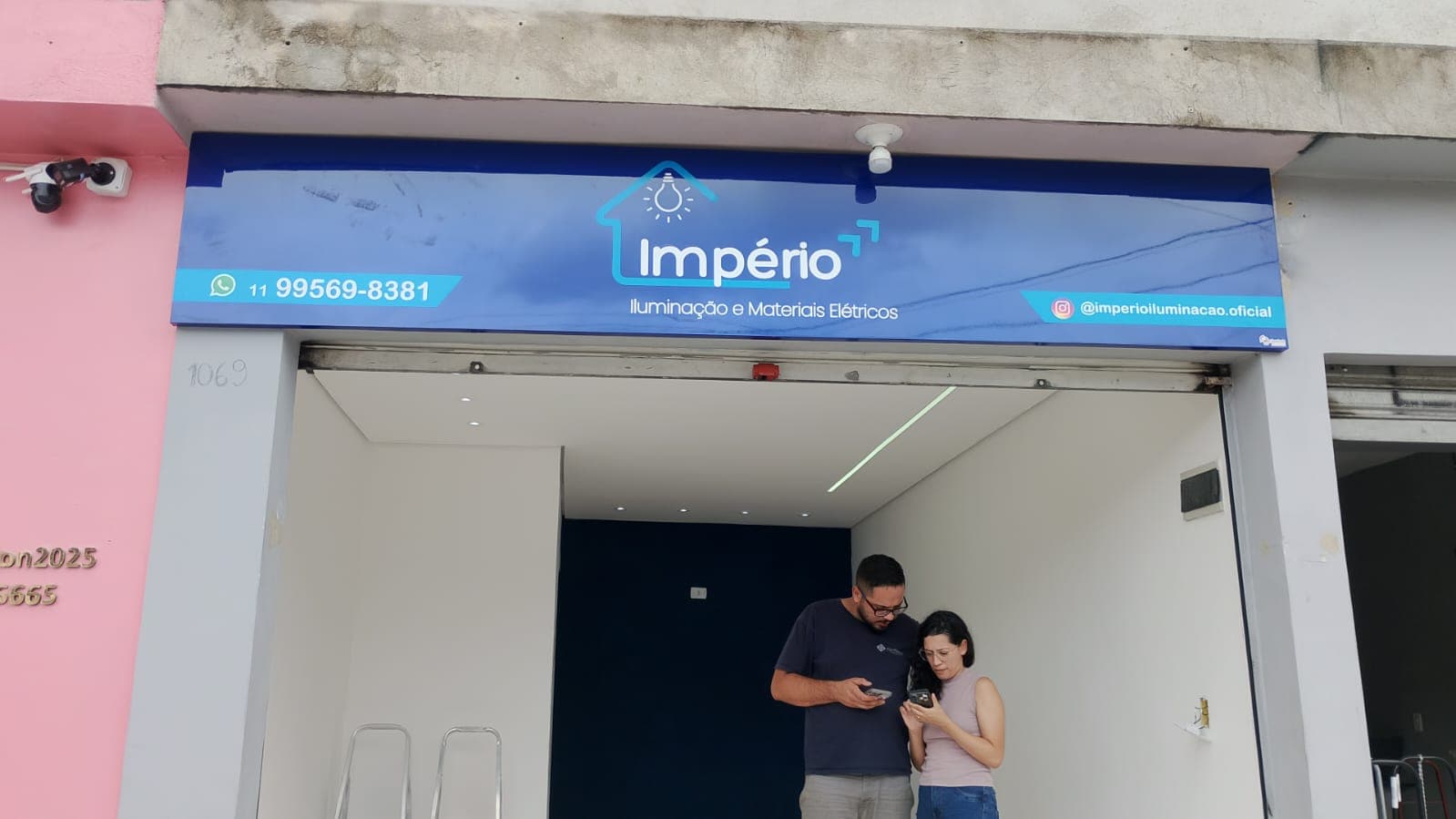 Fachada em ACM adesivado para Império Iluminação e Materiais Elétricos
